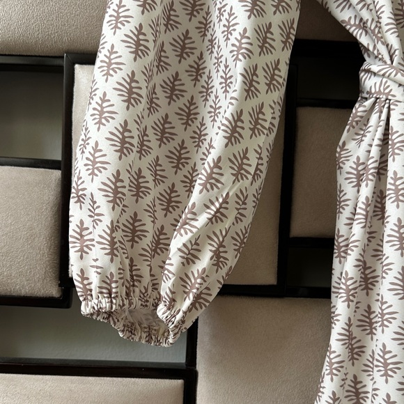 Elegant Patterned Midi Dress - Picture 3 of 5